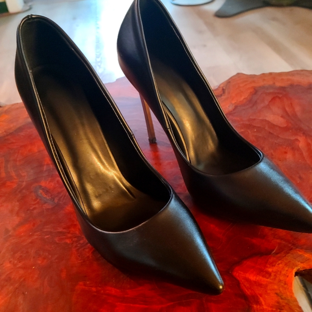 High heel pumps
